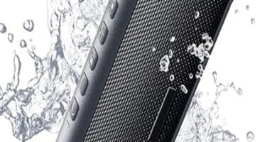Portable Bluetooth speaker in rugged design, ideal for powerful sound and durability.
