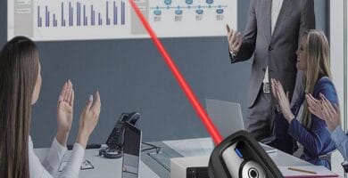 Image of the ELISWEEN E600, a sleek presentation remote with ergonomic design and buttons.