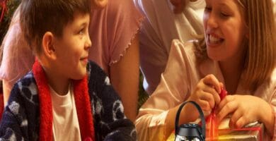 Xpoovv speaker on a green background, showcasing its sleek outdoor-friendly design.